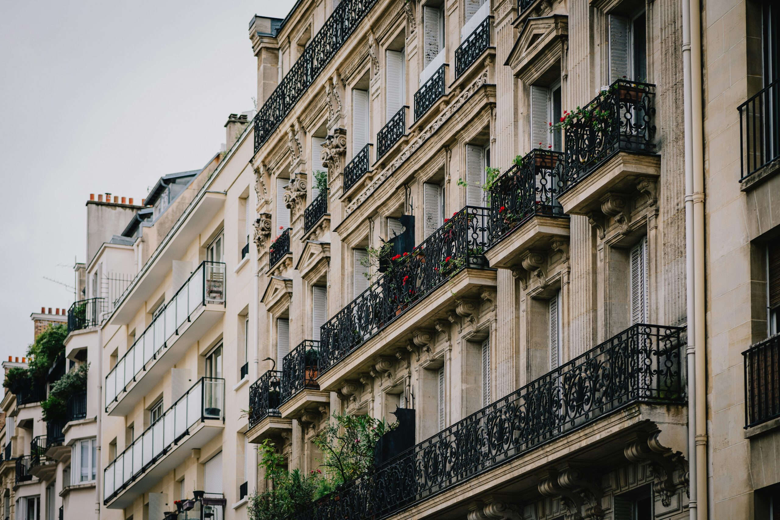 A row of buildings with balconies and balconies